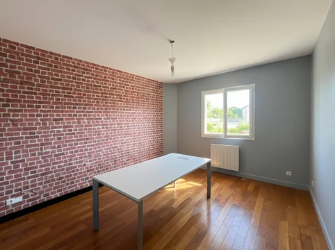 Artisan plâtrier en tenue de travail applique un enduit sur mur intérieur avec taloche